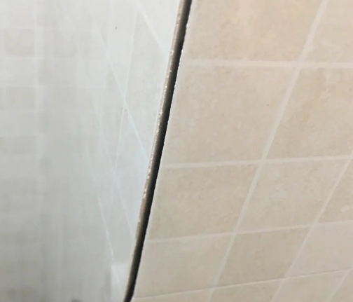 公安瓷砖空鼓维修公司分享阳台瓷砖脱落的修复过程可以分为以下几个步骤